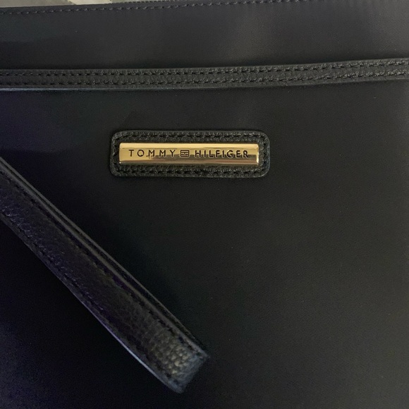 Tommy Hilfiger wristlet NWOT - Picture 2 of 5
